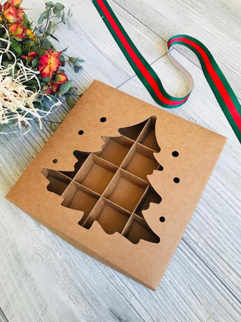 16 Bölmeli Çam Ağacı Tasarım Bonbon Çikolata Kutusu — galeri görseli